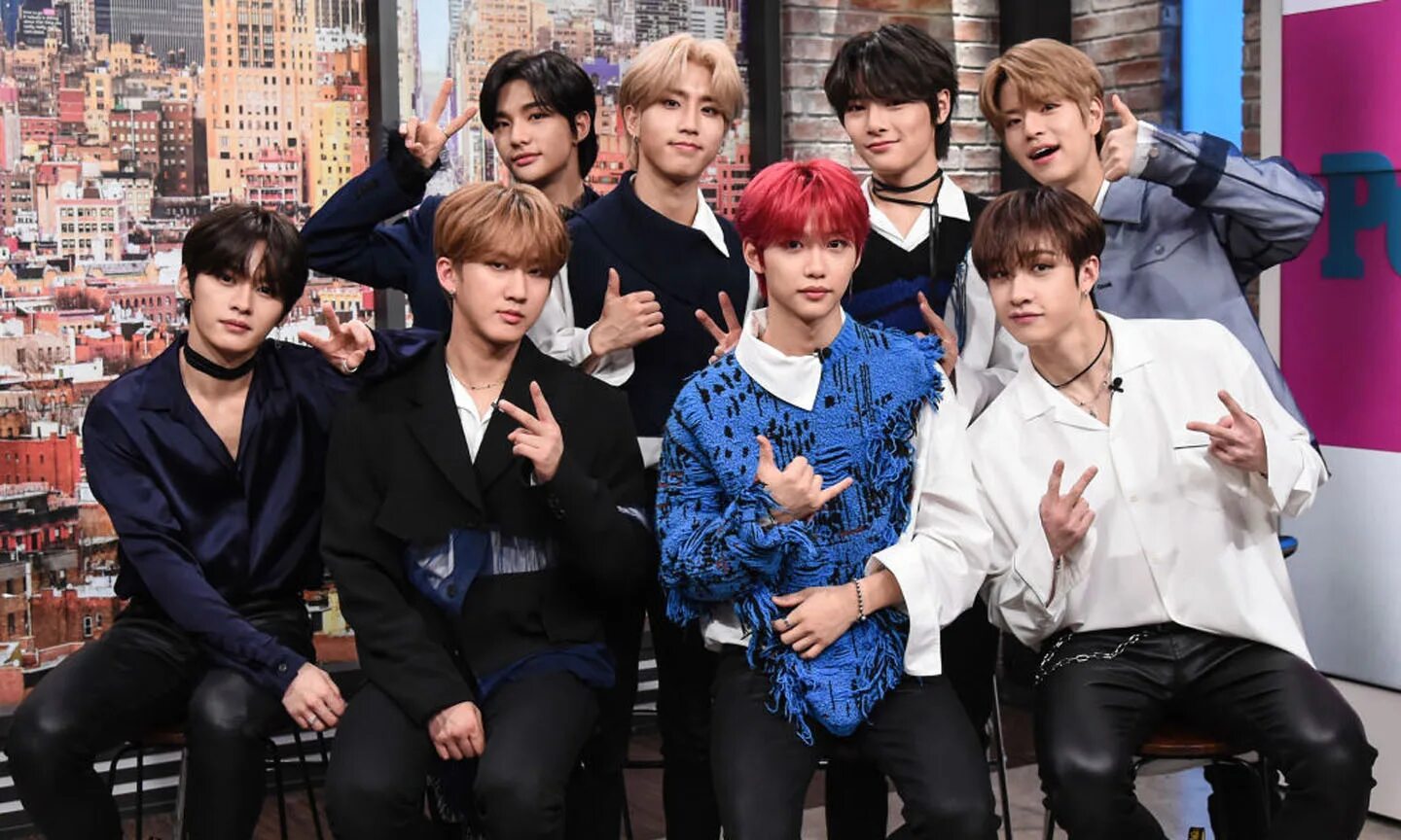 Корейская песня stray kids. Группа Stray Kids. Группа Stray Kids 2020. Кей поп группы Stray Kids. Участники Кей поп группы Stray Kids.