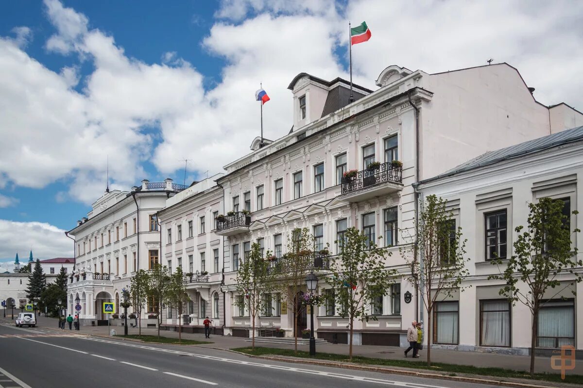 Улица кремлевская казань достопримечательности. Кремлевская набережная 33 казань. Центральная улица казанского кремля. Кремлевская улица казазеь. Вечерний кремль казань.