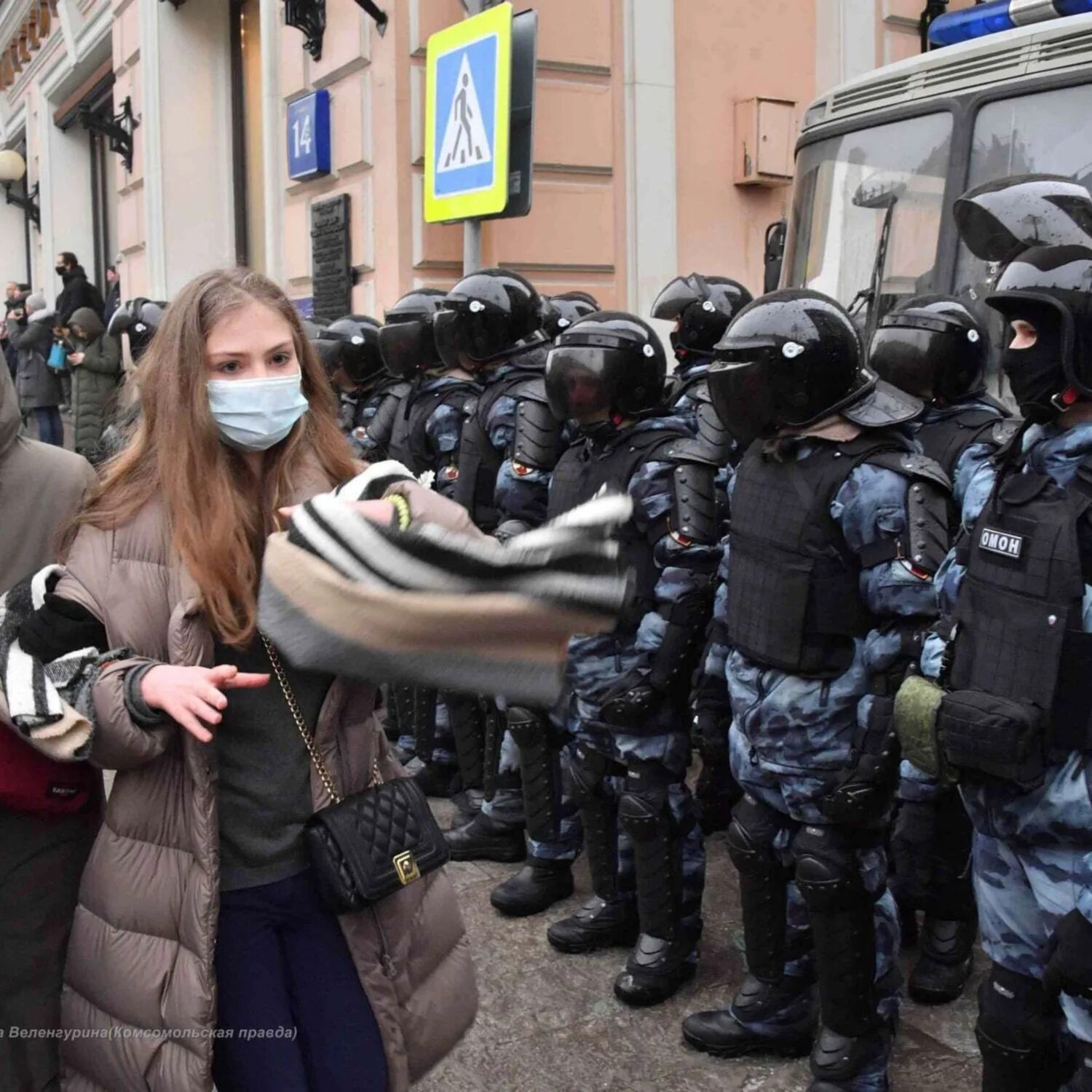 Митинги. Митинг в Москве 24 февраля. Москва 24 февраля. Митинги в России красивые девушки. Несанкционированный митинг в москве