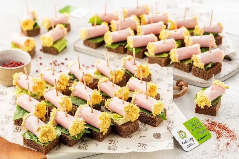 Канапе с палтусом. Канапе с помидорами черри на шпажках. Бутерброд на шпажке для фуршета. Бутерброд на шпажке для фуршета. Дуриановое канапе.