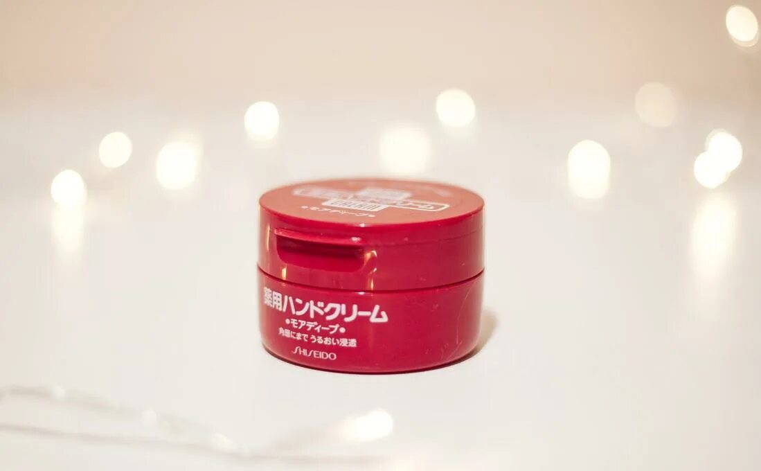 Shiseido увлажняющий. Shiseido уходовая косметика. Шисейдо крем для рук. Shiseido крем в красной баночке. Японский крем в красной баночке.