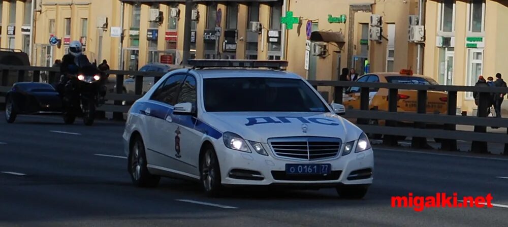 Мерседес s900 с мигалками. Мерседес с200 с мигалкой. Гуф в арку иномарка с мигалками. Мигалки служб. Мерседес е009кх.