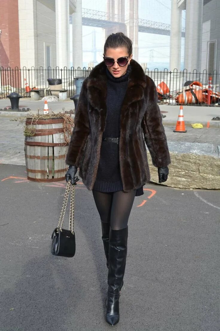 Пончо michael kors. Шуба и сапоги. Высокие сапоги с шубой. Сапоги женские под шубу. Женщины в шубах и сапогах.