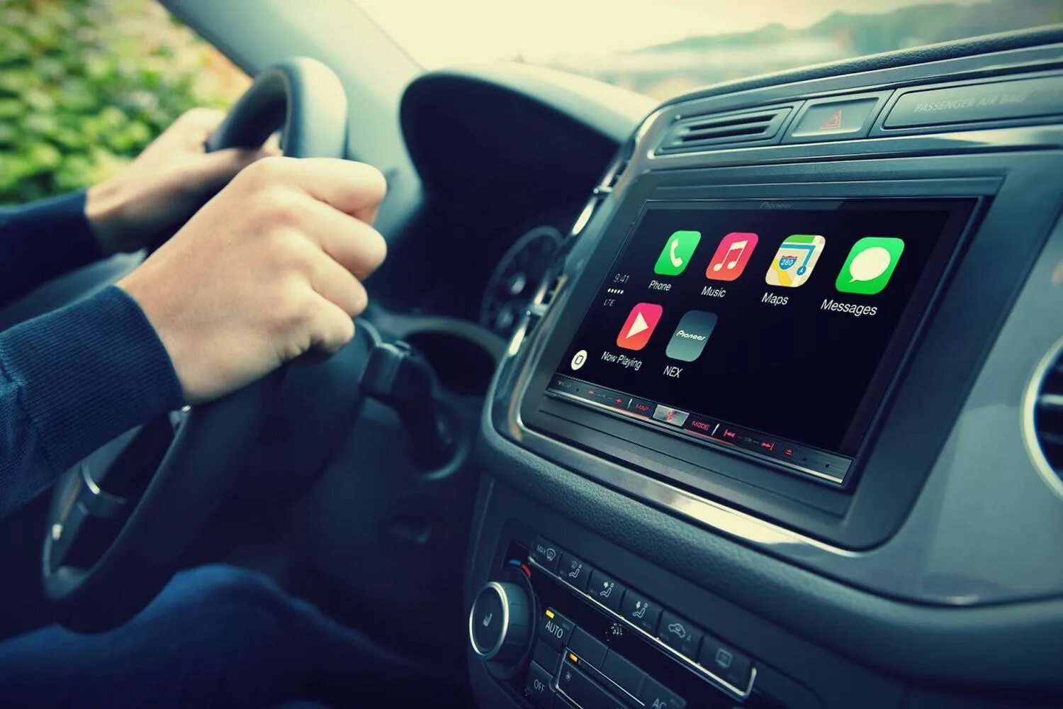 Тесла model s панель управления. Volvo universe concept 2011. Carplay mazda 3. Сенсорная панель для автомобиля. Машина с сенсорным экраном.