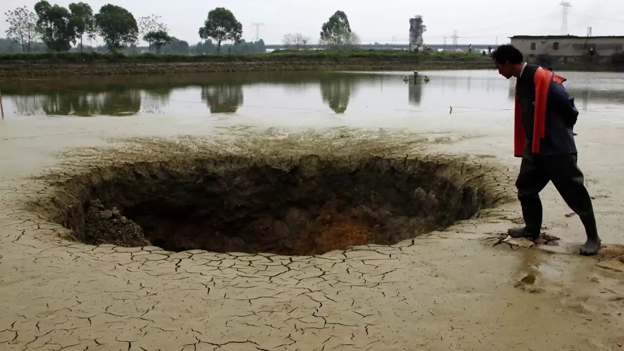технология вода уходит в асфальт. озеро провалилось под землю. земля уходит под воду. земля уходит под воду. вода уходит.