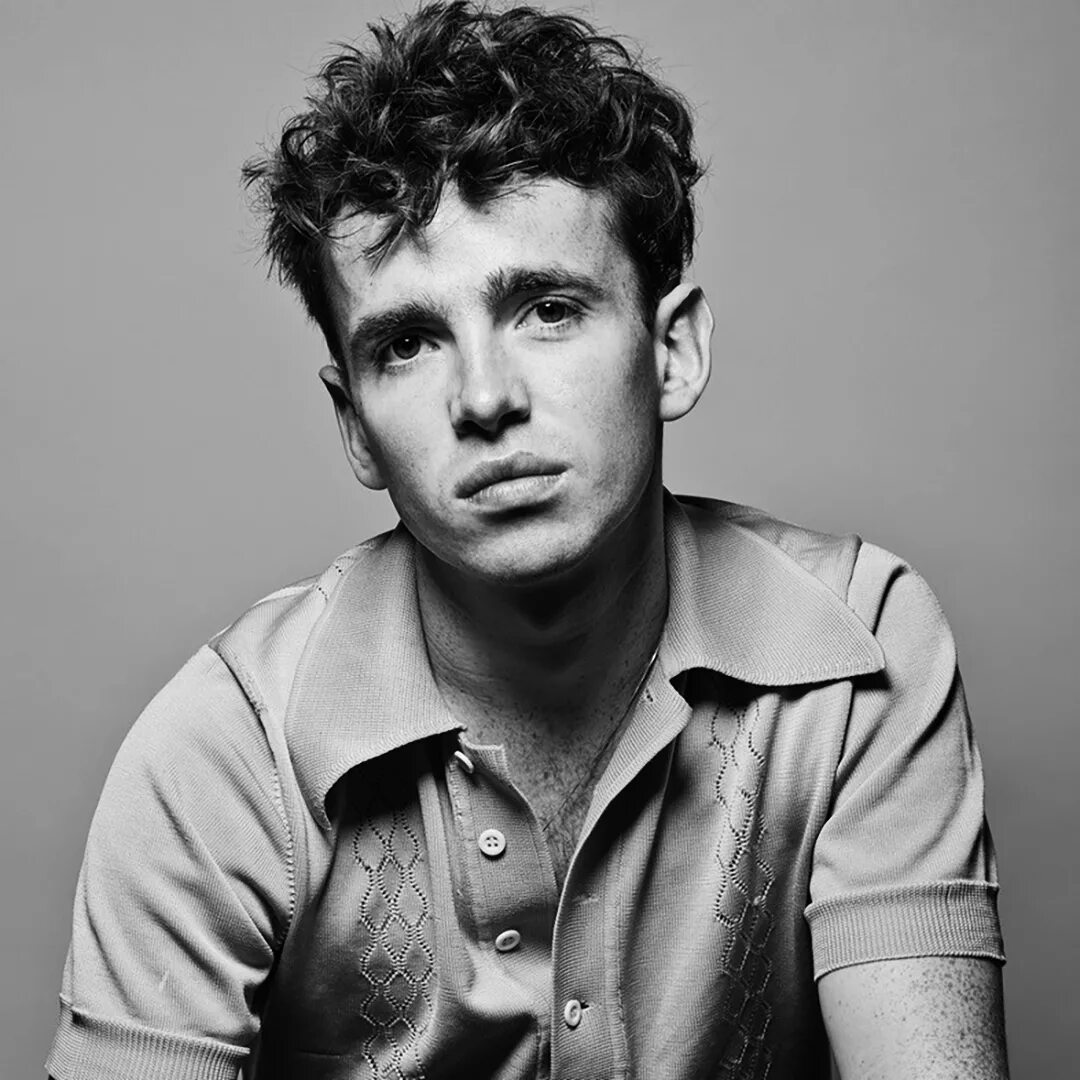 Лори кинастон. Лори кинастон пластика. Сендмен нетфликс 202. Лори кинастон актер. Лори кинастон актер.