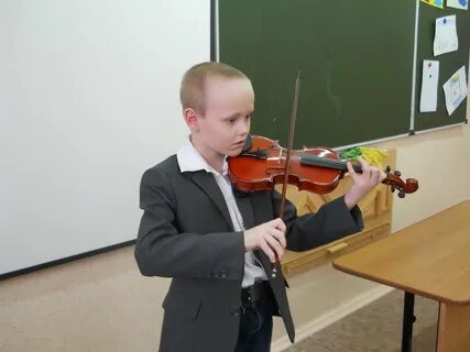 Ребята с увлечением раздувают первые искры