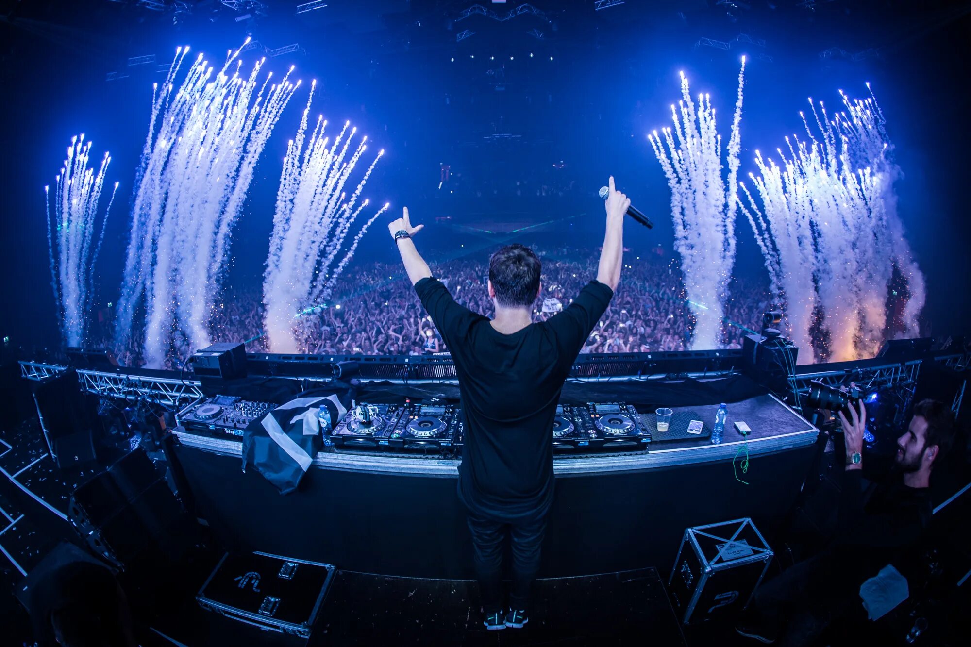 Диджей выступление москва. Парень в клубе. Диджей на фестивале. Выступят диджеи. Диджей в клубе.