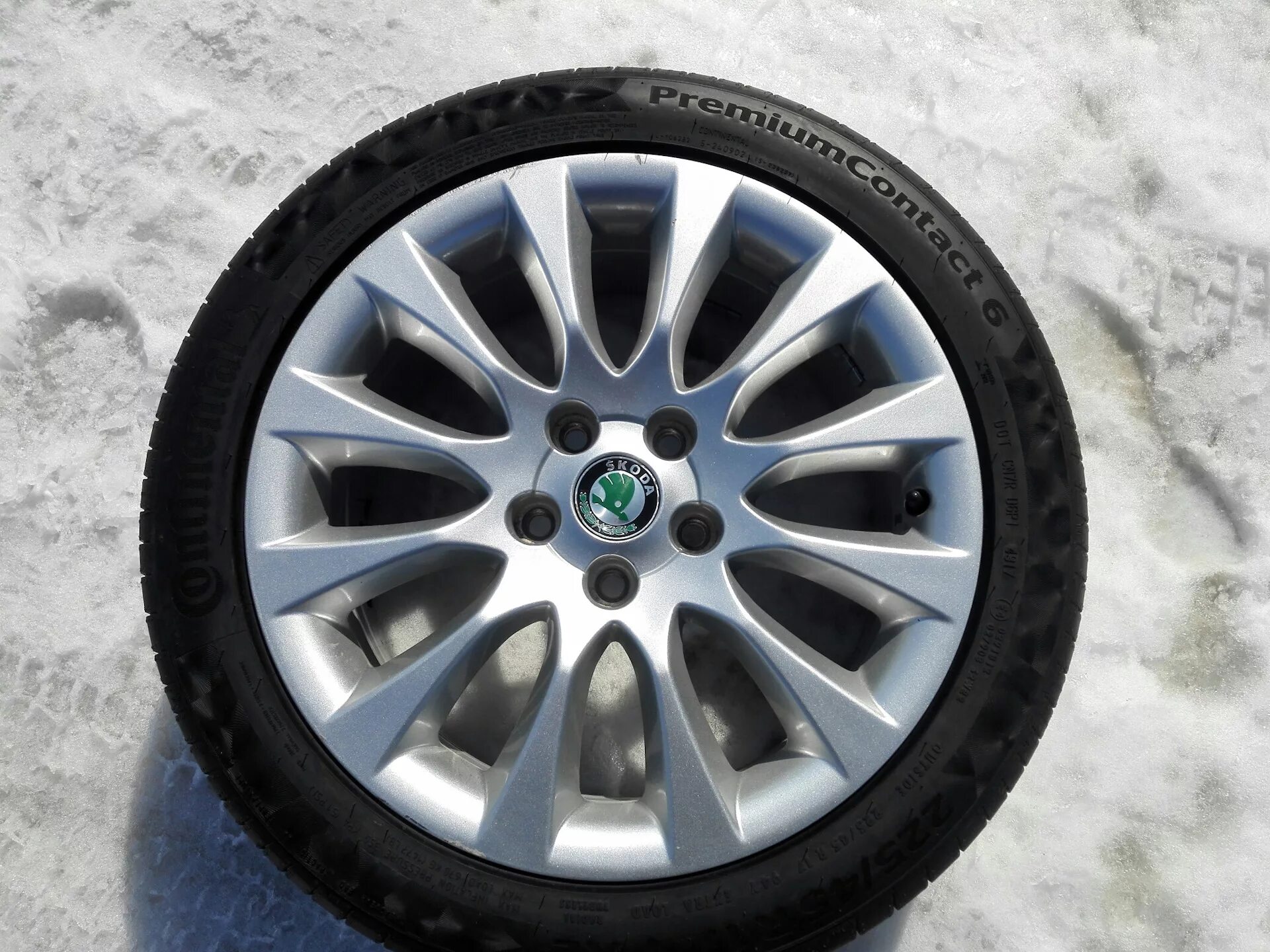 Колеса летние купить р17. Колеса 225/ 50 r17 Skoda Octavia. Диски Laurel r17 Skoda. Шкода а8 с колесами r17.