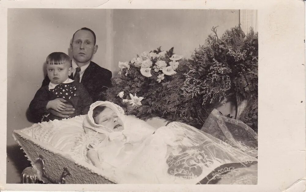 Фотографии мёртвых как живых. Старые снимки мертвых людей. Ставить фото с умершими. Фотографировали мертвых с нарисованными глазами. Ставить фото с умершими.