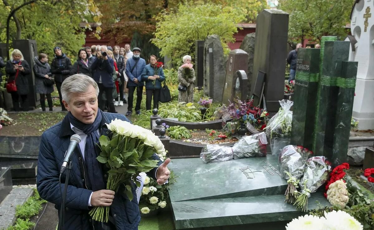 Могила олега табакова на новодевичьем кладбище фото Памятник установили на могиле Олега Табакова 19-09-2021 смотреть на РЕН ТВ