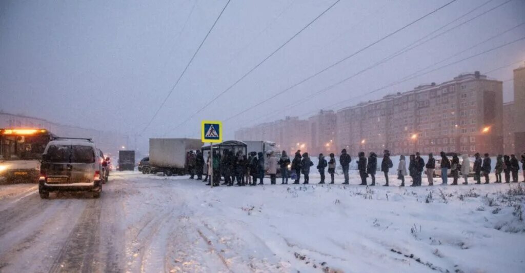 Очередь на автобус в Подмосковье. Маршрутка Подмосковье очередь. Очередь на маршрутку в ЖК. Пригород Лесное очередь на автобус.