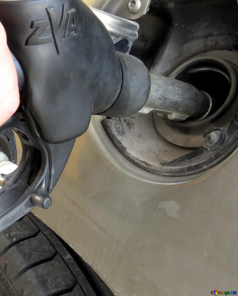 Апельсиновое топливо для машины. Замерзший бензин. Заливает бензин. Заправка автомобиля из канистры. Налить бензин из канистры в бак.