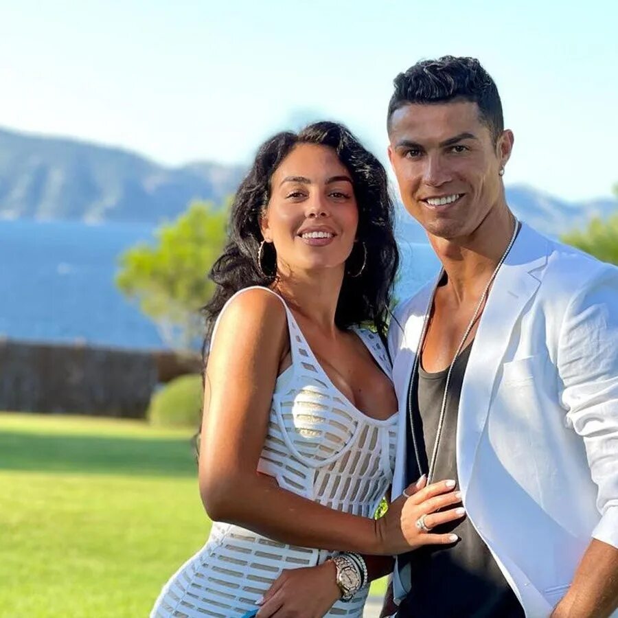 Жена роналду. Роналду и джорджина родригес. Cristiano ronaldo georgina rodriguez. Роналдо родригез. Родригес и роналду джорджина родригес.