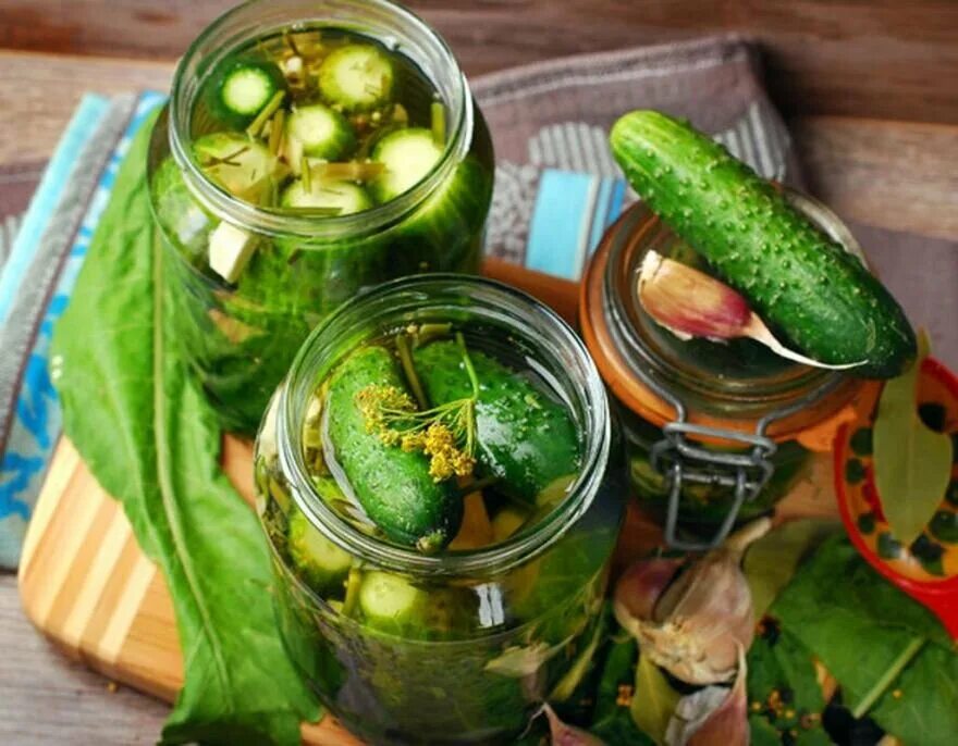 Солёные огурцы на зиму в банках 3л холодным способом. Засолка огурцов на зиму быстро и просто. Засолка огурцов на зиму быстро и просто. Засолка огурцов на зиму быстро и просто. Огурцы под капроновой крышкой.