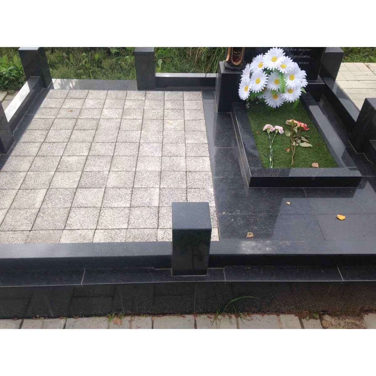 Дымовский гранит крошка благоустройство могилы. Плитка тротуарная granit дымовский. Гранитная брусчатка на могилу. Тротуарная плитка на кладбище. Брусчатка на могиле.