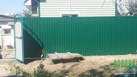 Забор из профнастила с планкой сверху
