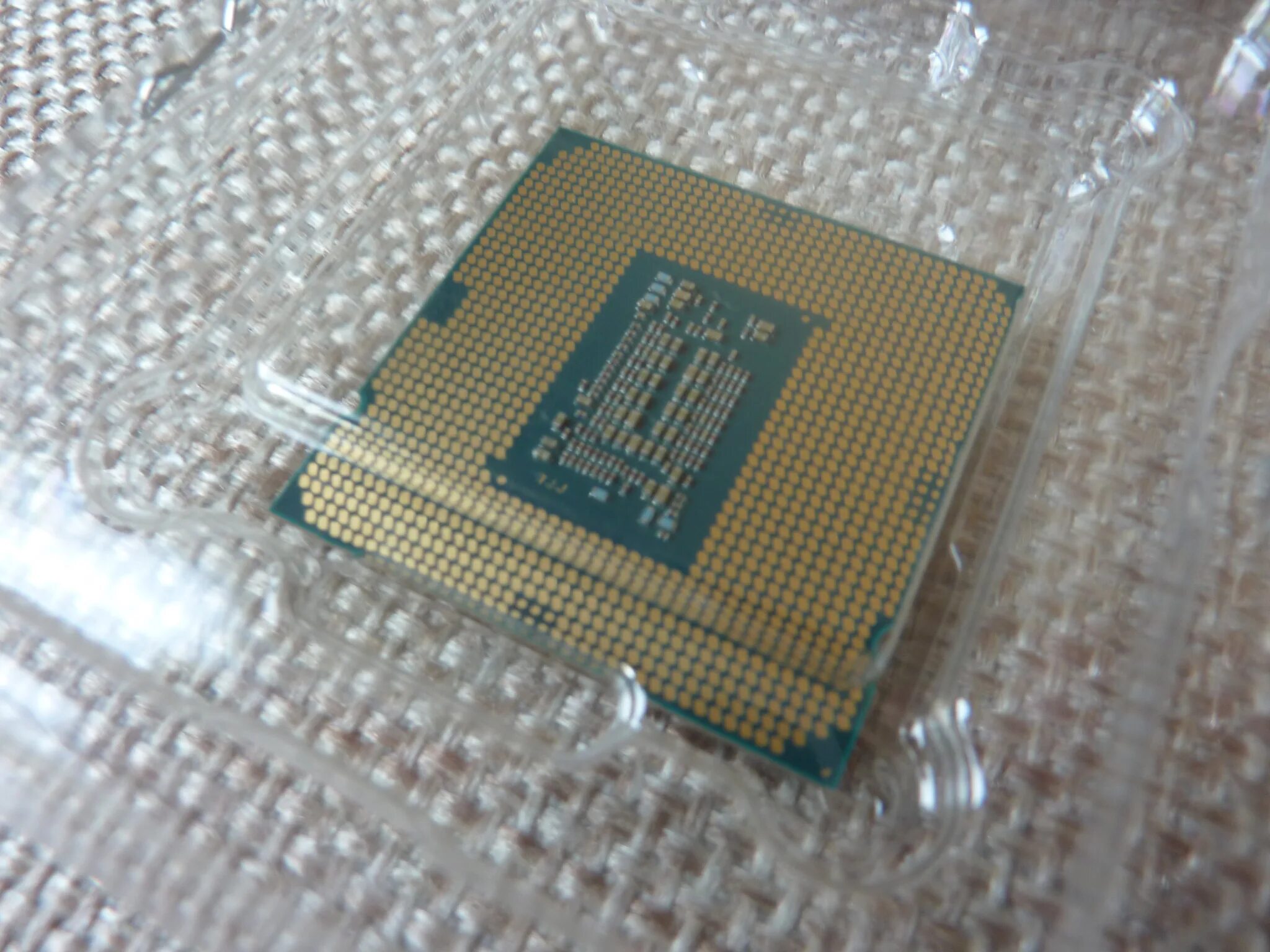 Процессоры на lga 1200. Процессор Intel Core i5-10600. I5 10600 фото. Фотография перевернутый процессор лга 1200. I5 10600 фото крупным планом.