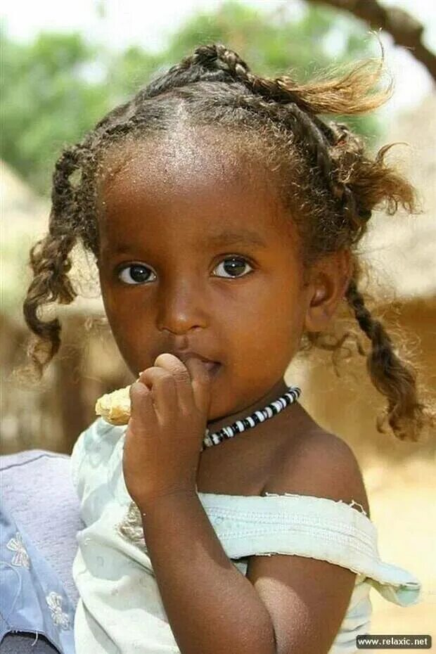 Маленькие темнокожие. Африканские девочки. Маленькая Африканская де. Девочка из Африки. Темнокожие люди.