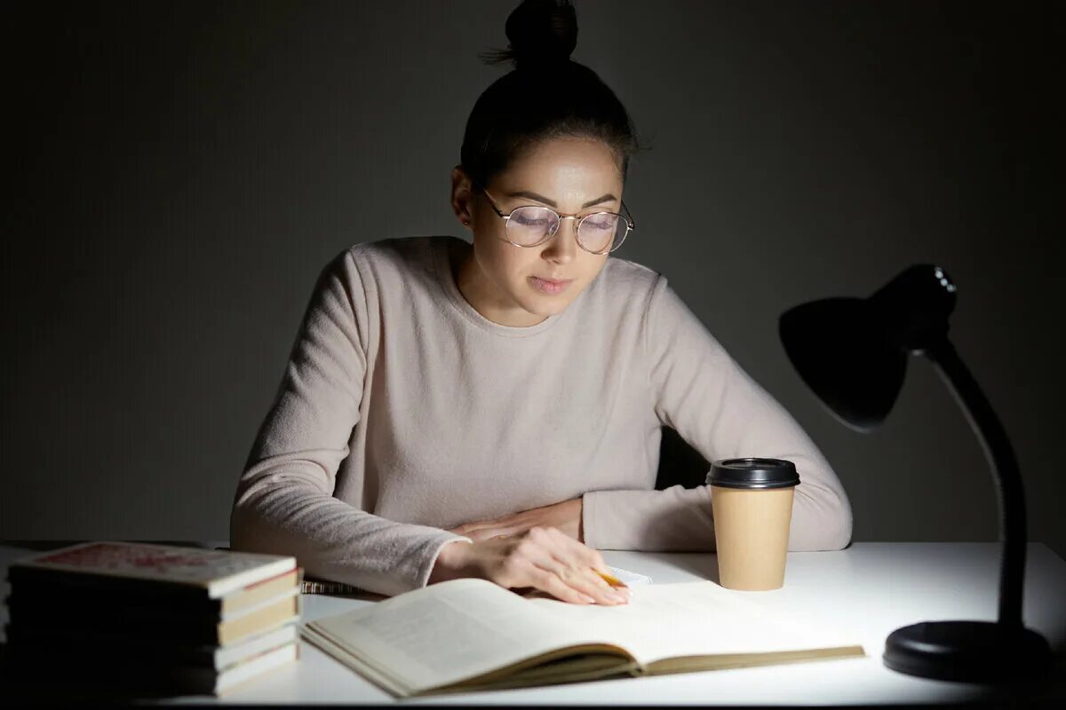 Ламповые чтения. Студент готовиться с светильником. Prepare for Final Exams.