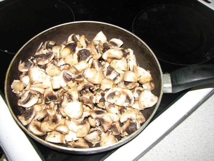 Вкусно пожарить шампиньоны на сковороде с луком. Шампиньоны на сковороде с луком. шампиньоны в сметане на сковороде. жареные шампиньоны. шампиньоны жареные на сковороде с луком.