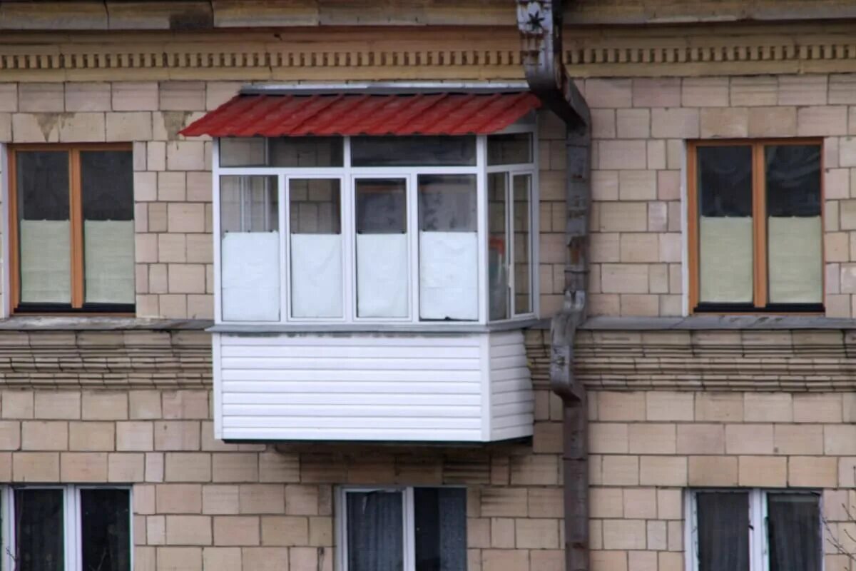 Балкон последний этаж. Крыша на балкон. козырек на балкон. остекление балкона с крышей. застекленные балконы в многоэтажных домах.
