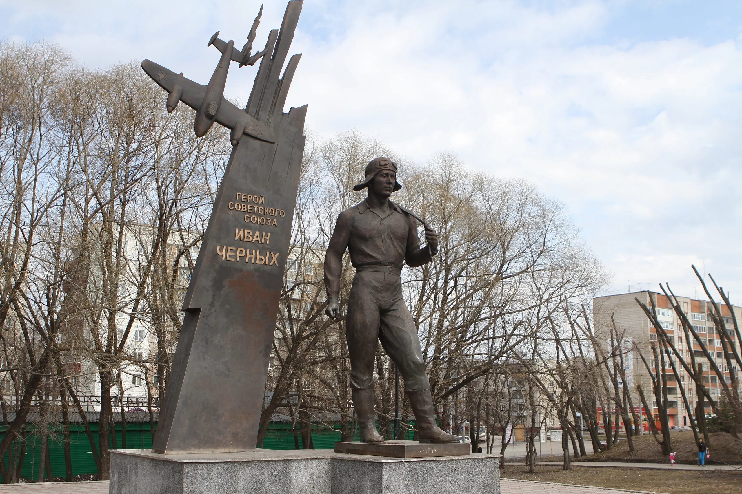 Иваны герой. Памятник Ивану черных в Томске. Памятник герою советского Союза Ивану черных Томск. Иван черных герой советского Союза памятник. Памятник на Авангарде Томск Ивана черных.