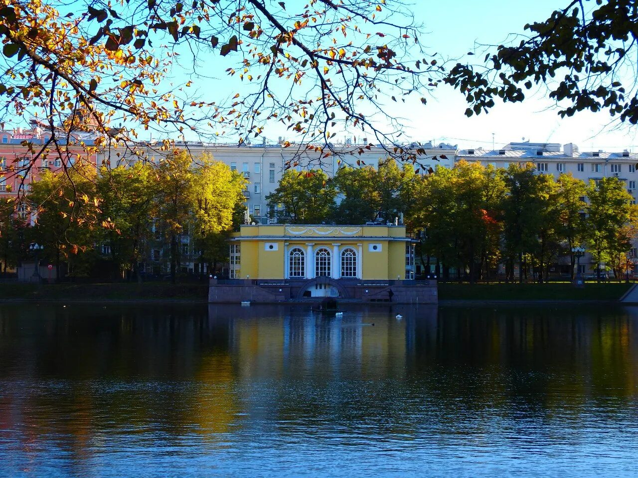 Как назывались патриаршие пруды. Патриаршие пруды москва. сквер патриаршие пруды. патриаршие пруды пруд. патриаршие пруды гранатный переулок.