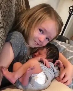 son.A 6-year-old girl in the US burst into tears when she held her newborn cousin for the first time, and her family and onlookers were amazed by her emotional outburst. ‎