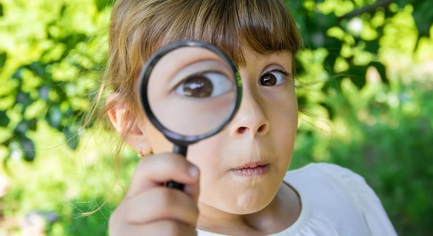 Девушка смотрит в лупу. Человек с лупой и книжкой. Девушка держит очки в руках. Лупа исследование ребенок. Лупа герл.
