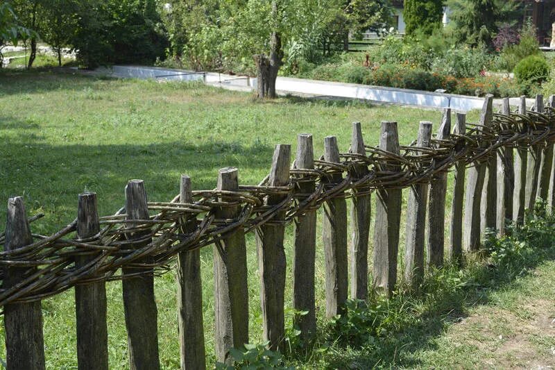 Адыгский плетень. Интересный забор. Необычный забор. Оригинальный забор.
