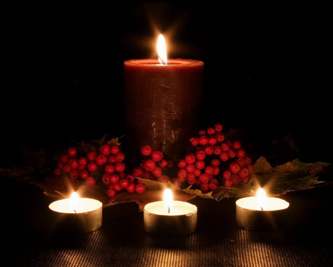 Красивые свечи картинки. Красивые свечи. Поминальная свеча. Траурная свеча. Горящая свеча.
