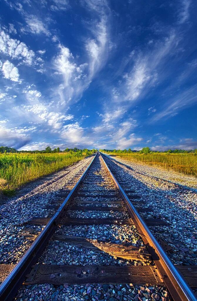 Железнодорожные пути. Дорога поезд. Красивая железная дорога. Пейзаж с железной дорогой.