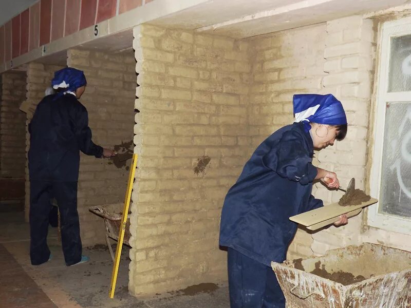 маляр. малярка штукатурка. маляр строительный штукатур. штукатур маляр. женщина на стройке.