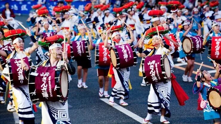 Обон танцы барабаны на Мацури. Japonezii. Japan right