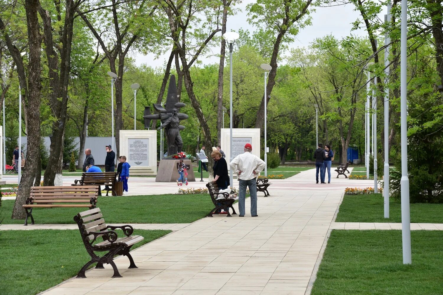 Парк летка энгельс. Первая летка. Аллея в летном городке энгельс. Памятник м. Первая летка.