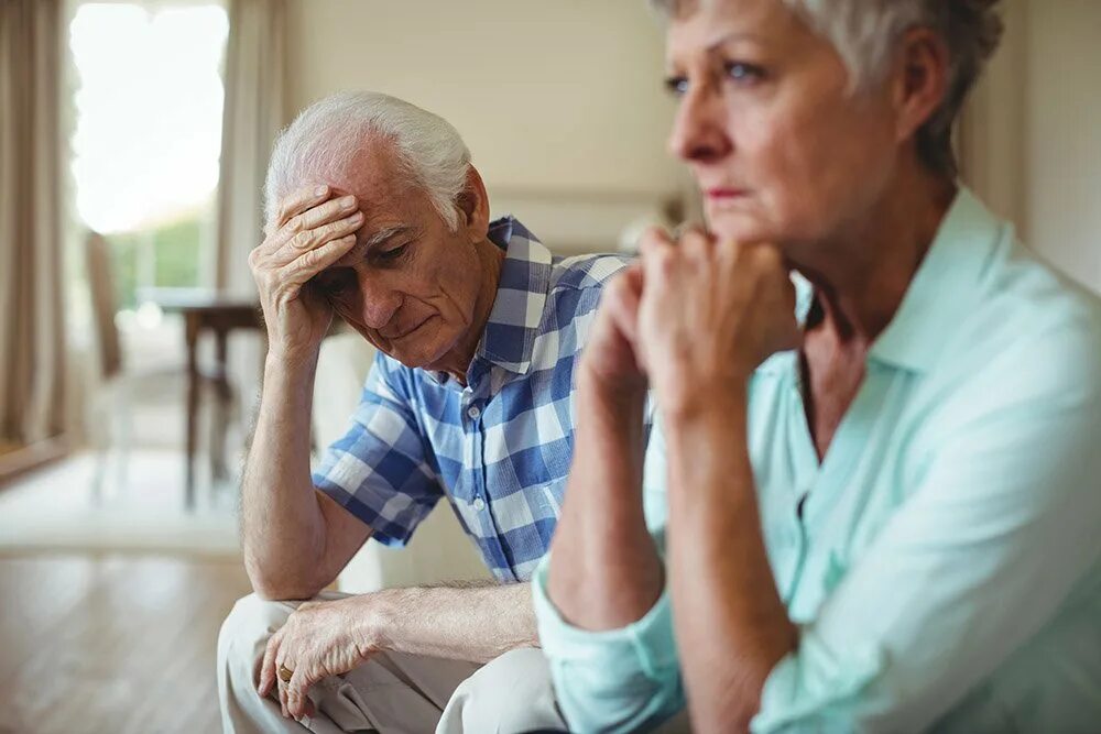 Изолированная жизнь. Пожилая расстроена. Upset elderly couple on Turquoise background. Elderly couple Date Footage.