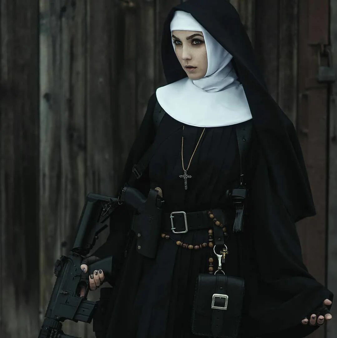 Nun cosplay. Сесиль Бомбек монахиня. Кьяра Дженсини монахиня. Монахиня воин Беатрис. Stella Trapsh монахиня.