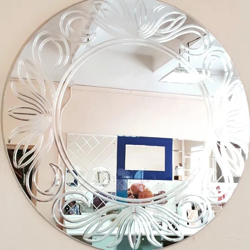 Красивое настенное зеркало. Круглое зеркало с фацетом. Зеркальное панно. Гравировка на зеркале.