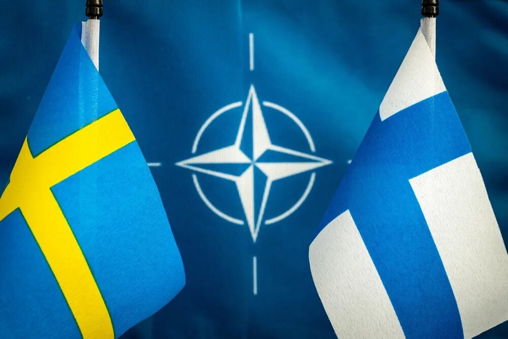 Швеция и Финляндия вступление в НАТО. Финляндия Швеция НАТО флаги. Венгрия НАТО Швеция флаги. Флаг Финляндии и НАТО.