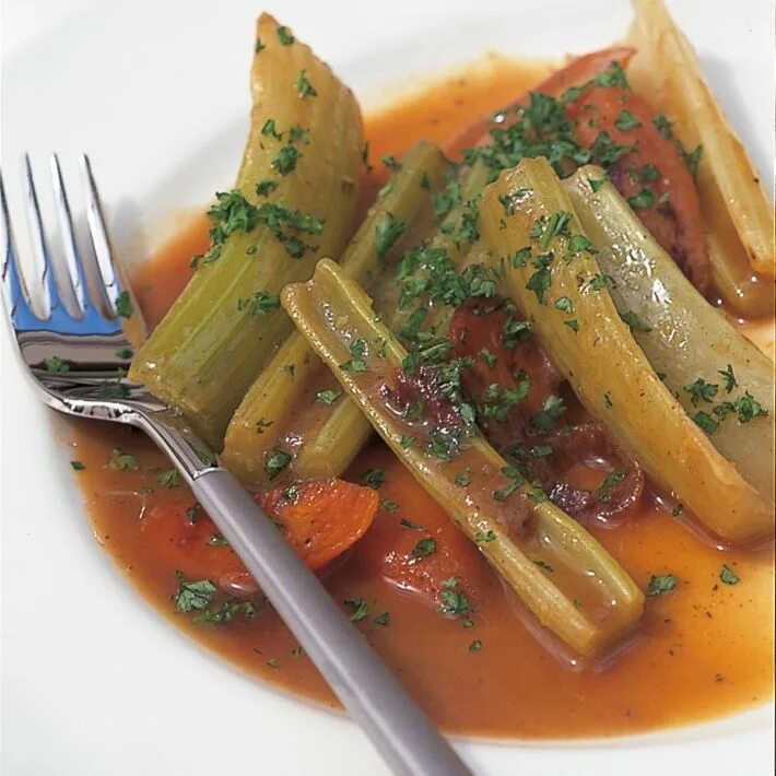 Стебель сельдерея. Что приготовить из стебля. Сельдерей. Сельдерей припущенный. Сельдерей черешковый (стеблевой).