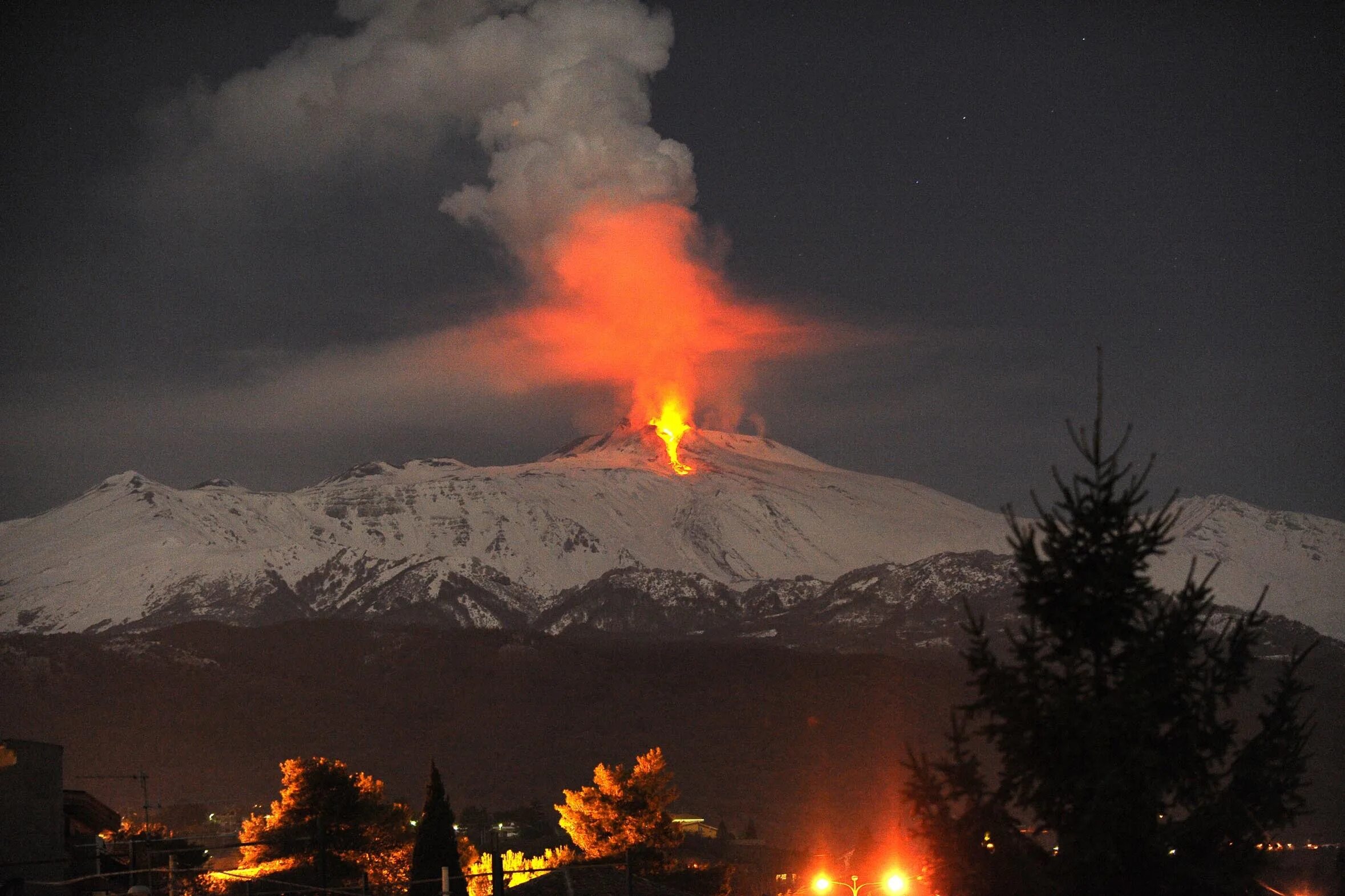Где находится действующий вулкан этна. Вулкан Этна в Италии. Этна Сицилия извержение. Остров Сицилия вулкан Этна. Извержение вулкана Этна.