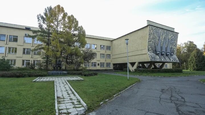 А. Здание института им. Барнаул. М. М.