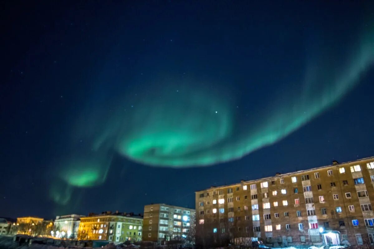 Полярный оленегорск. Северное сияние Оленегорск. Норильск Северное сияние. Гаджиево Северное сияние. Северное сияние Северодвинск.