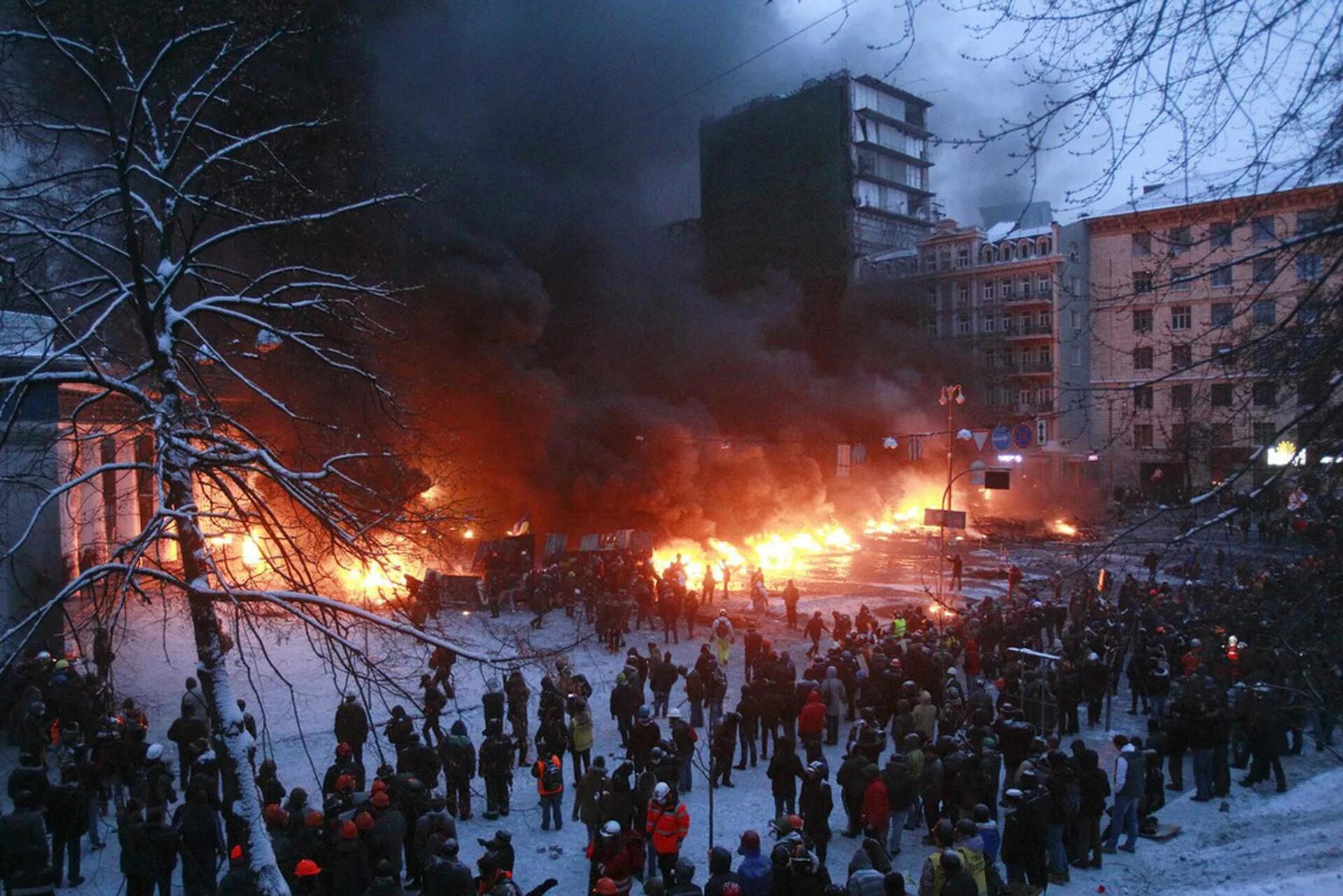 Ул Грушевского Украина. Україна у вогні фото. Митинг огонь