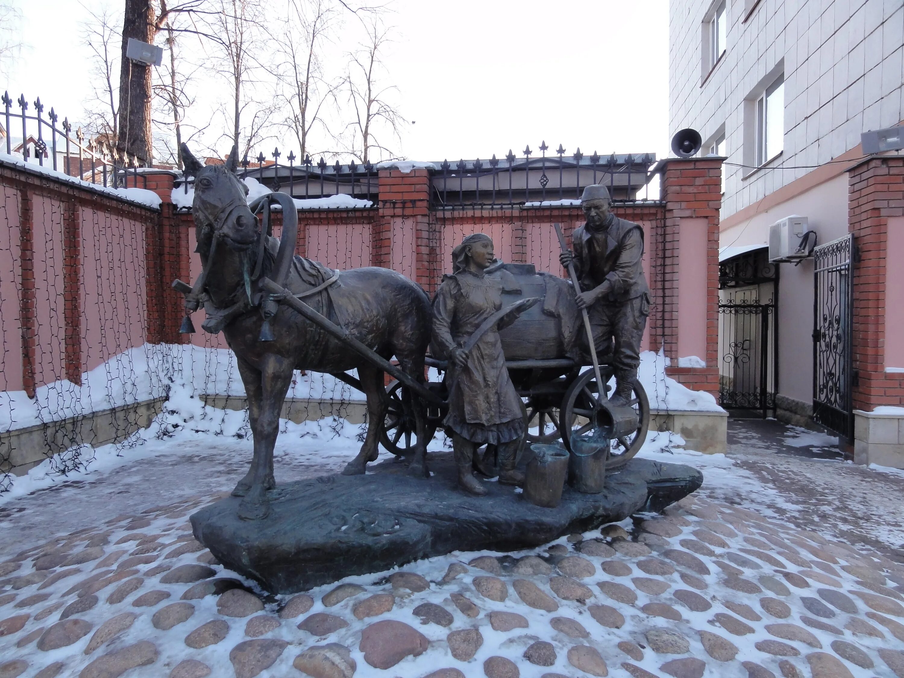 Памятник водовозу. Памятник водовозу в Казани. Памятник Казанскому водовозу. Скульптура водовоз в Казани. Водовоз скульптура Казань Минина.