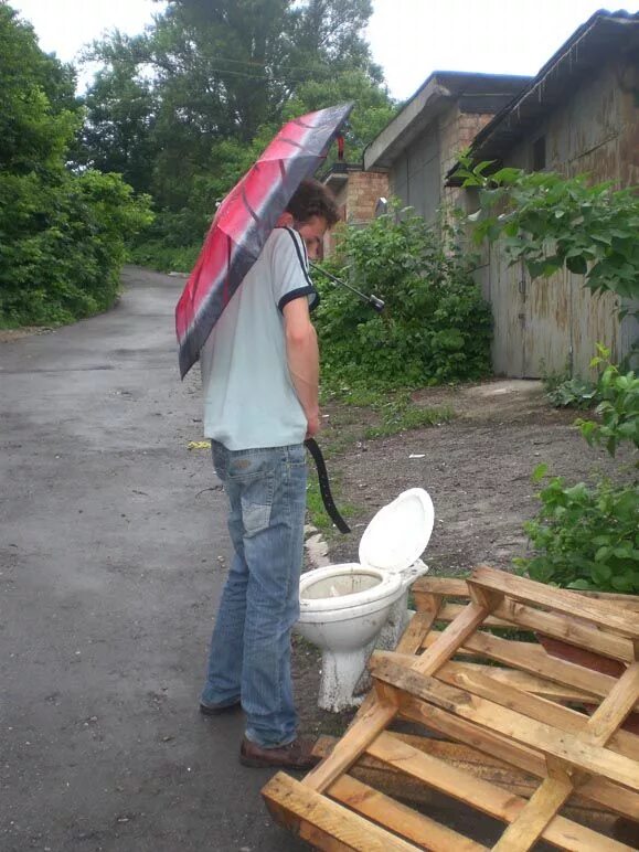 Приспичило. Приспичило в туалет на улице. девочке приспичило в туалет на даче. приспичило в деревне.