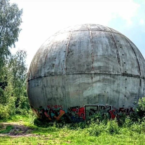 Базы на шаре. Заброшенный шар в Дубне. Дубна Московская область шар в лесу. Мистический шар Дубна. Здание в виде шара.