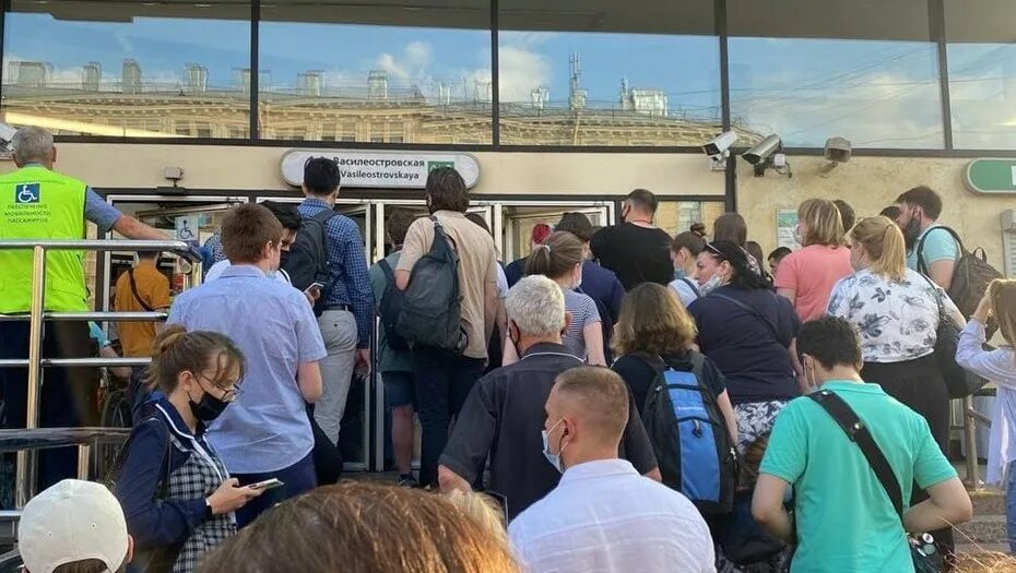 В петербурге закрыли станцию метро. Станция метро василеостровская закрыта. метро василеостровская закрыта на ремонт 2015. метро василеостровская закрыта на ремонт. метро василеостровская почему закрыта.
