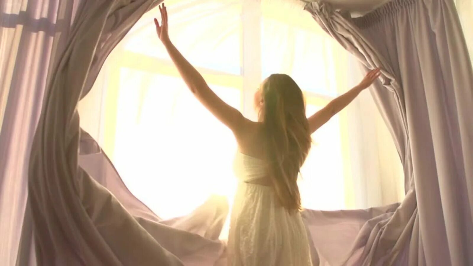 Свет из окна. Окно закрытое шторами. Сон закрыть штору. Девушка и шторы. Девушка и шторы.